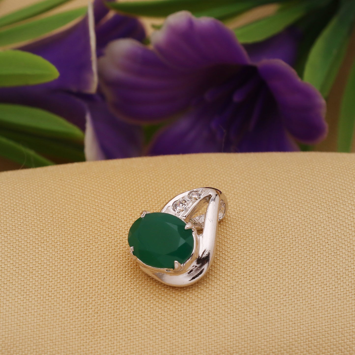 925 Sterling Silver Green Onyx Oval Pendant